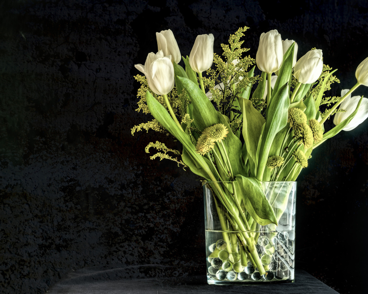 Букет белых тюльпанов с зелеными хризантемами в вазе на черном фоне 