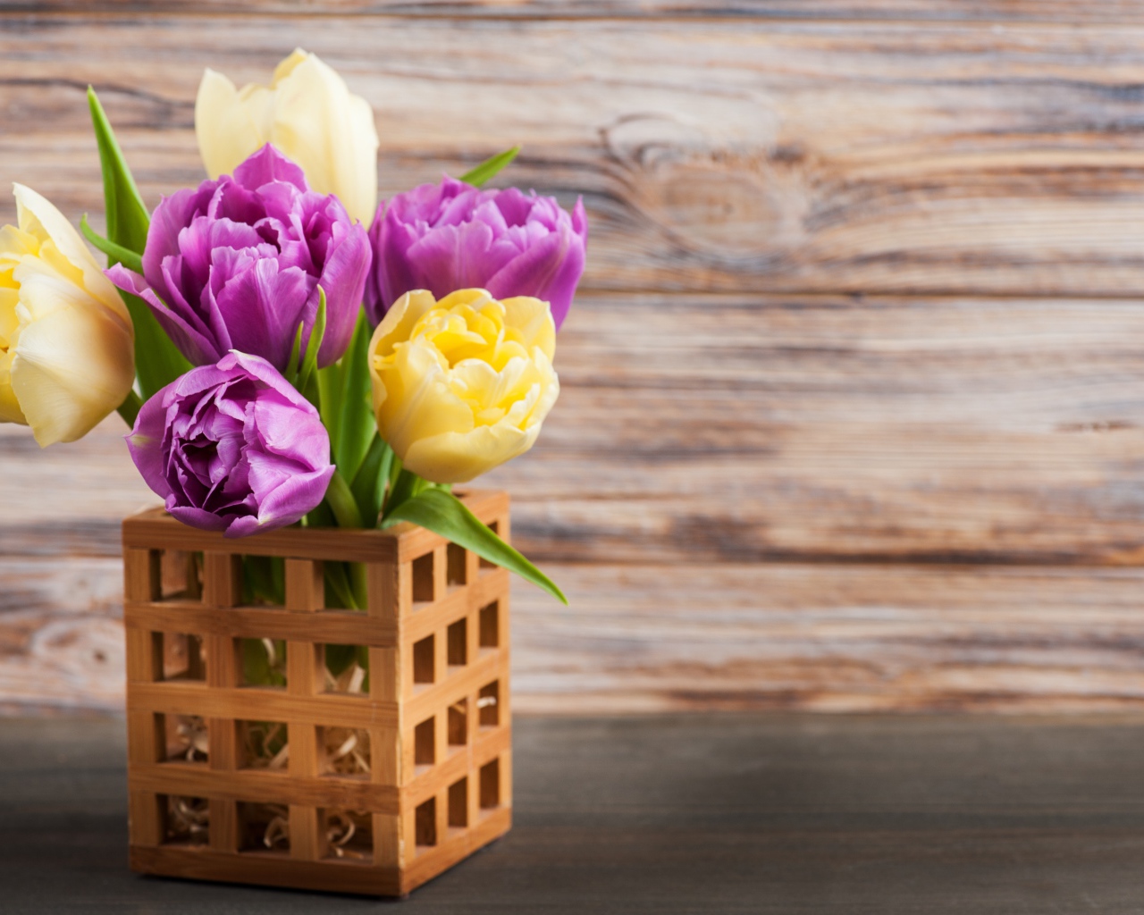 Букет желтых и сиреневых тюльпанов в вазе 