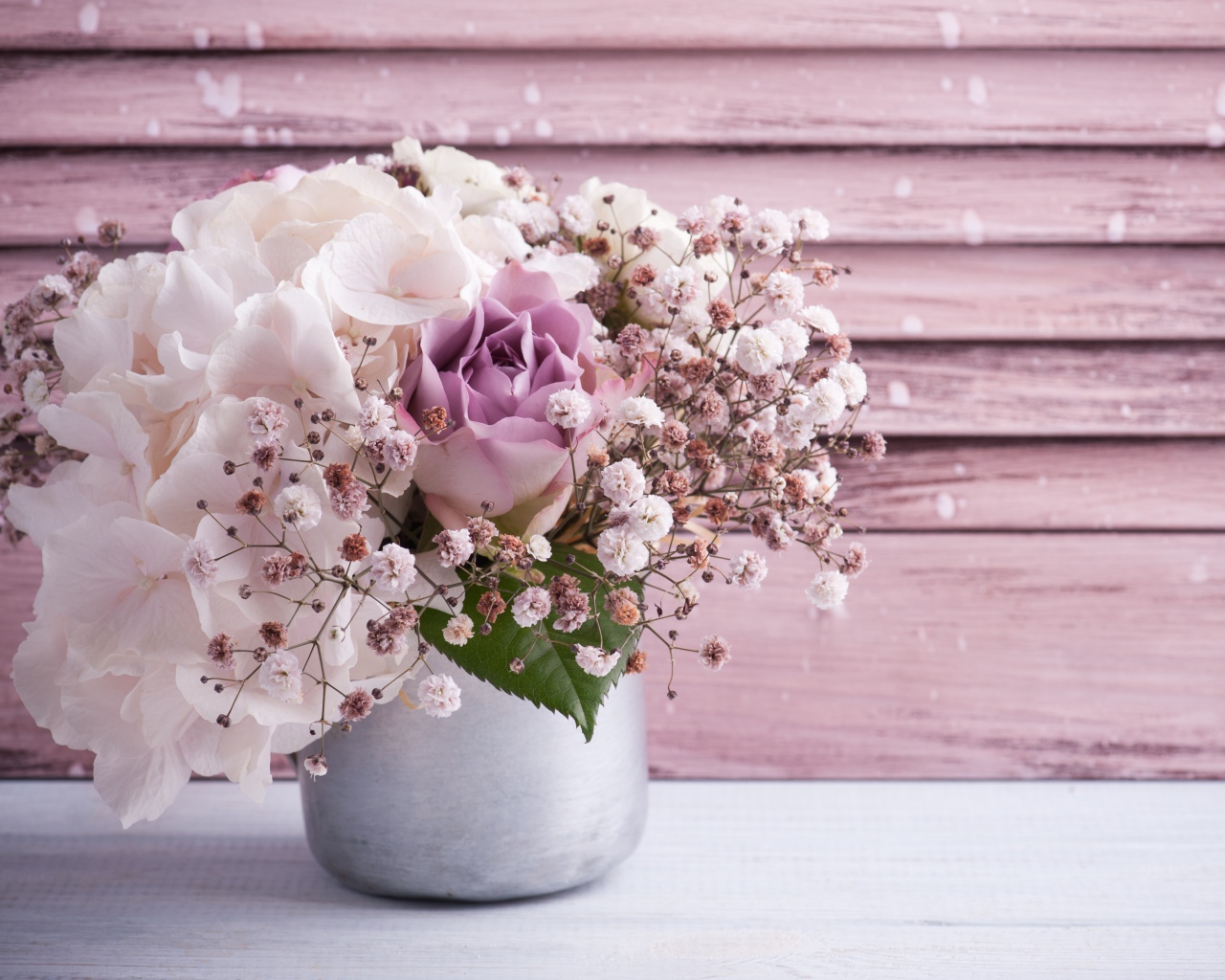 Букет с цветами флоксы и розы в вазе на столе 