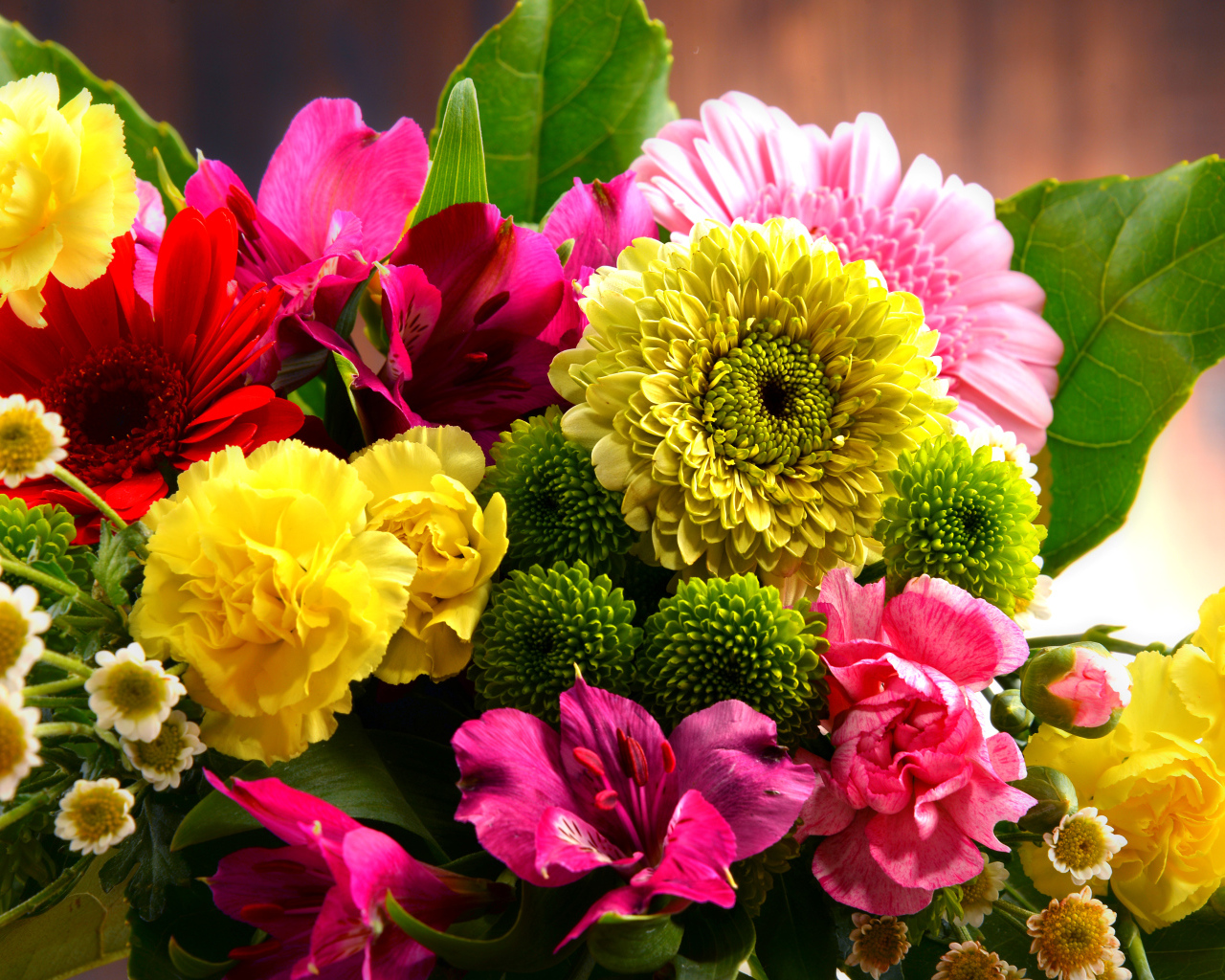 Букет с различными цветами крупным планом