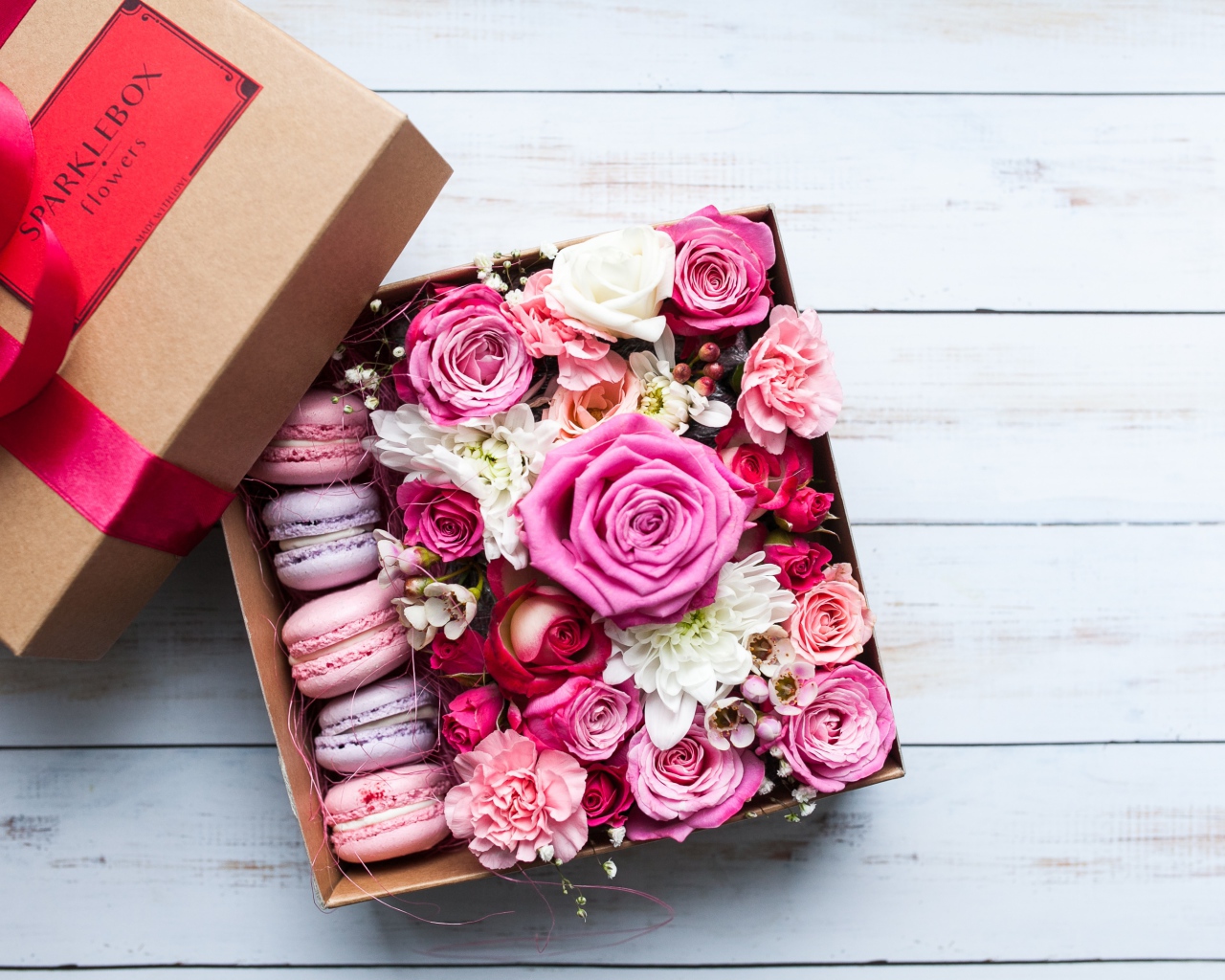 Коробка с живыми цветами и десертом на подарок