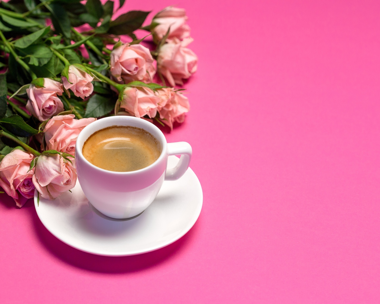 Чашка кофе и букет красивых роз на розовом фоне
