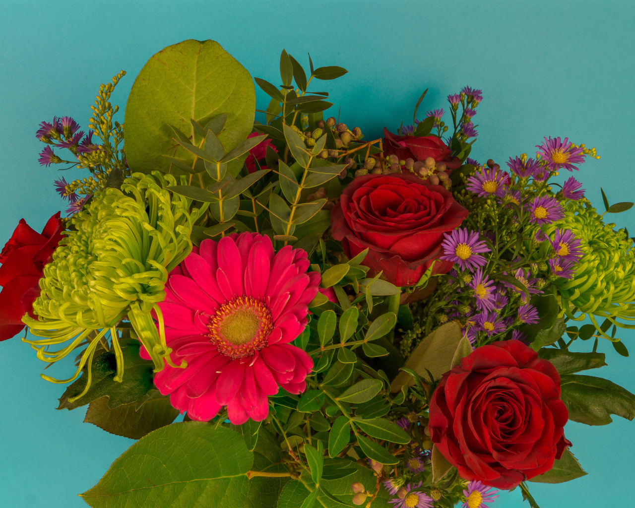 Праздничный букет на голубом фоне