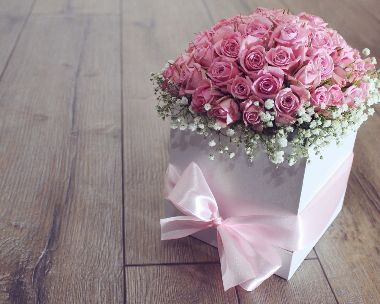 Подарочная коробка с букетом розовых роз и бантом