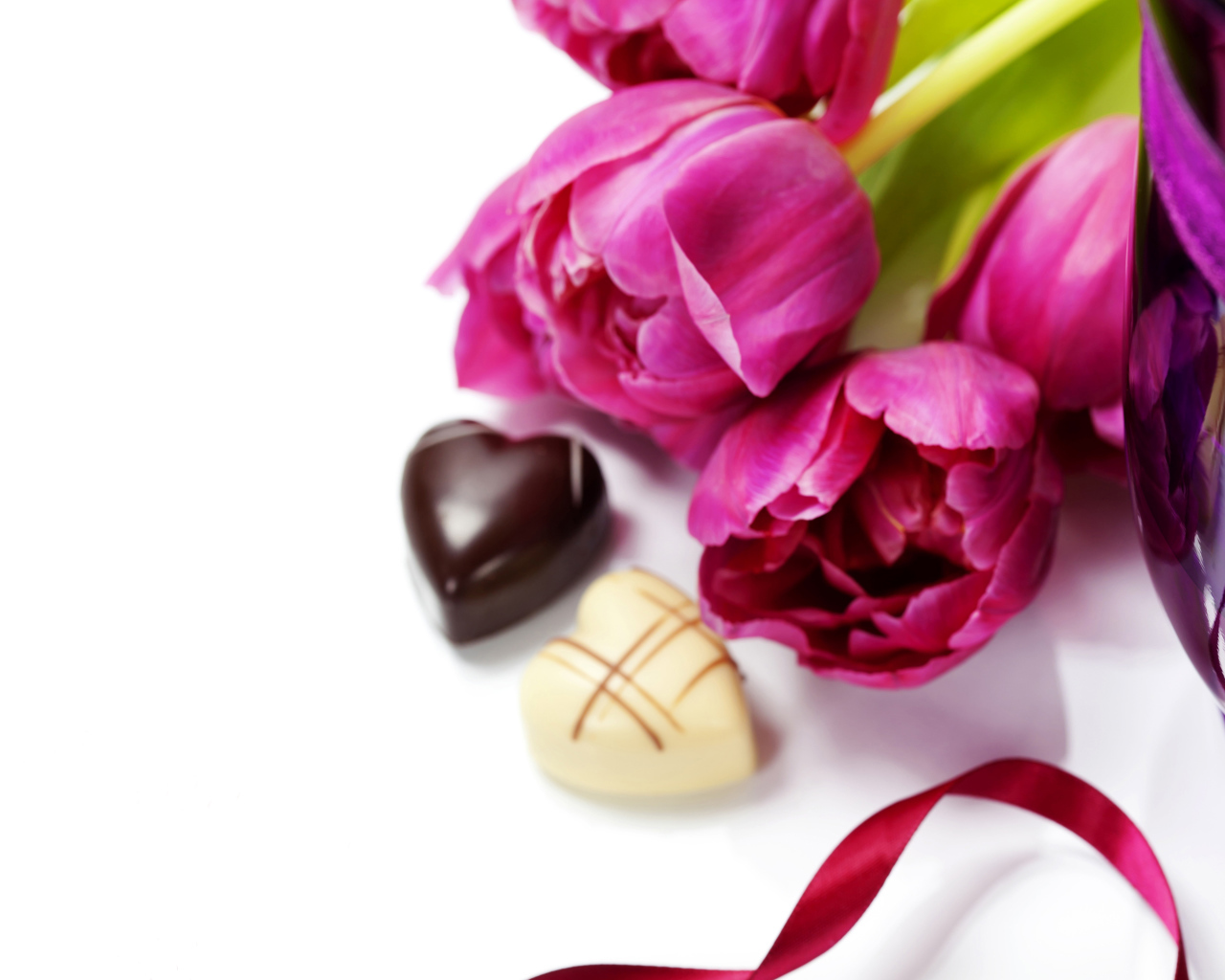Тюльпаны на белом фоне с шоколадными конфетами