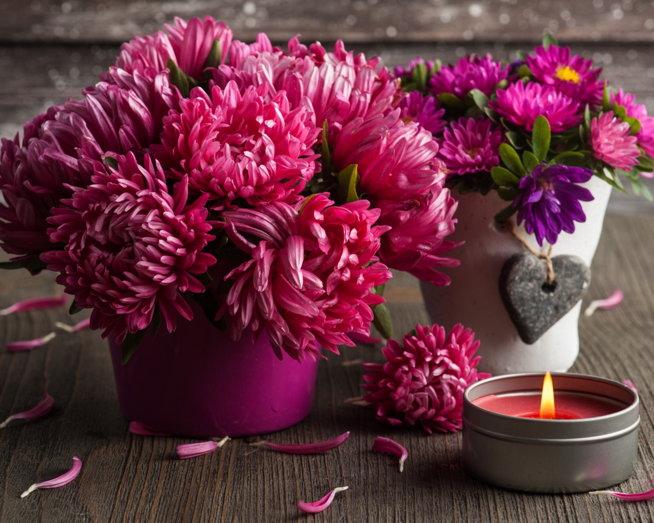 Два красивых букета цветов астры со свечой