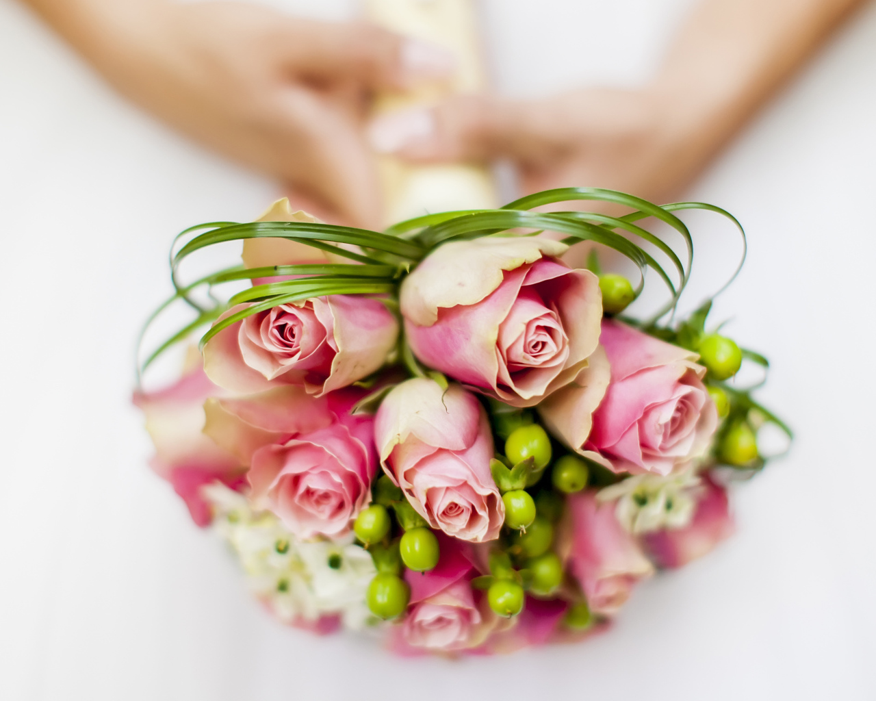 Свадебный букет из розовых роз в руках у невесты 