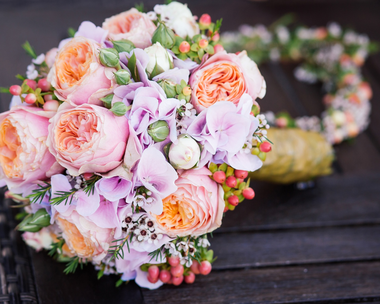 Свадебный букет невесты лежит на лавке 