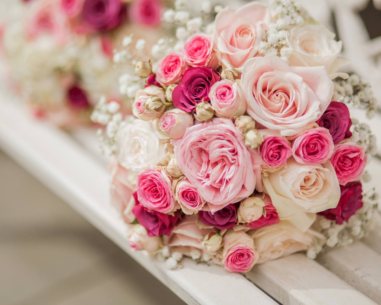 Свадебный букет с розовыми розами на лавке 