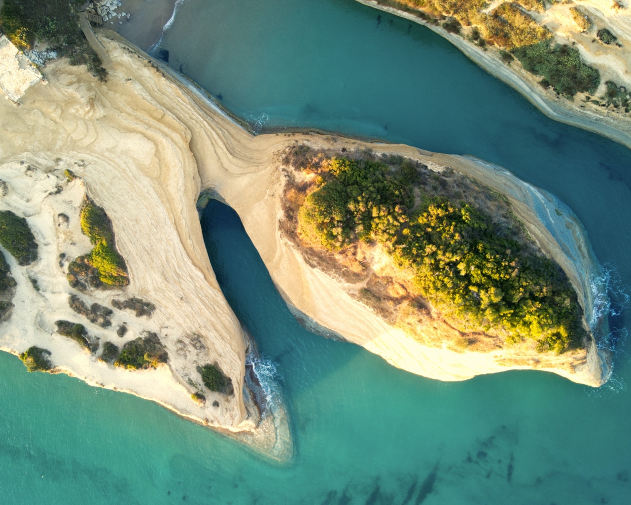Вид сверху на острова в голубом океане 