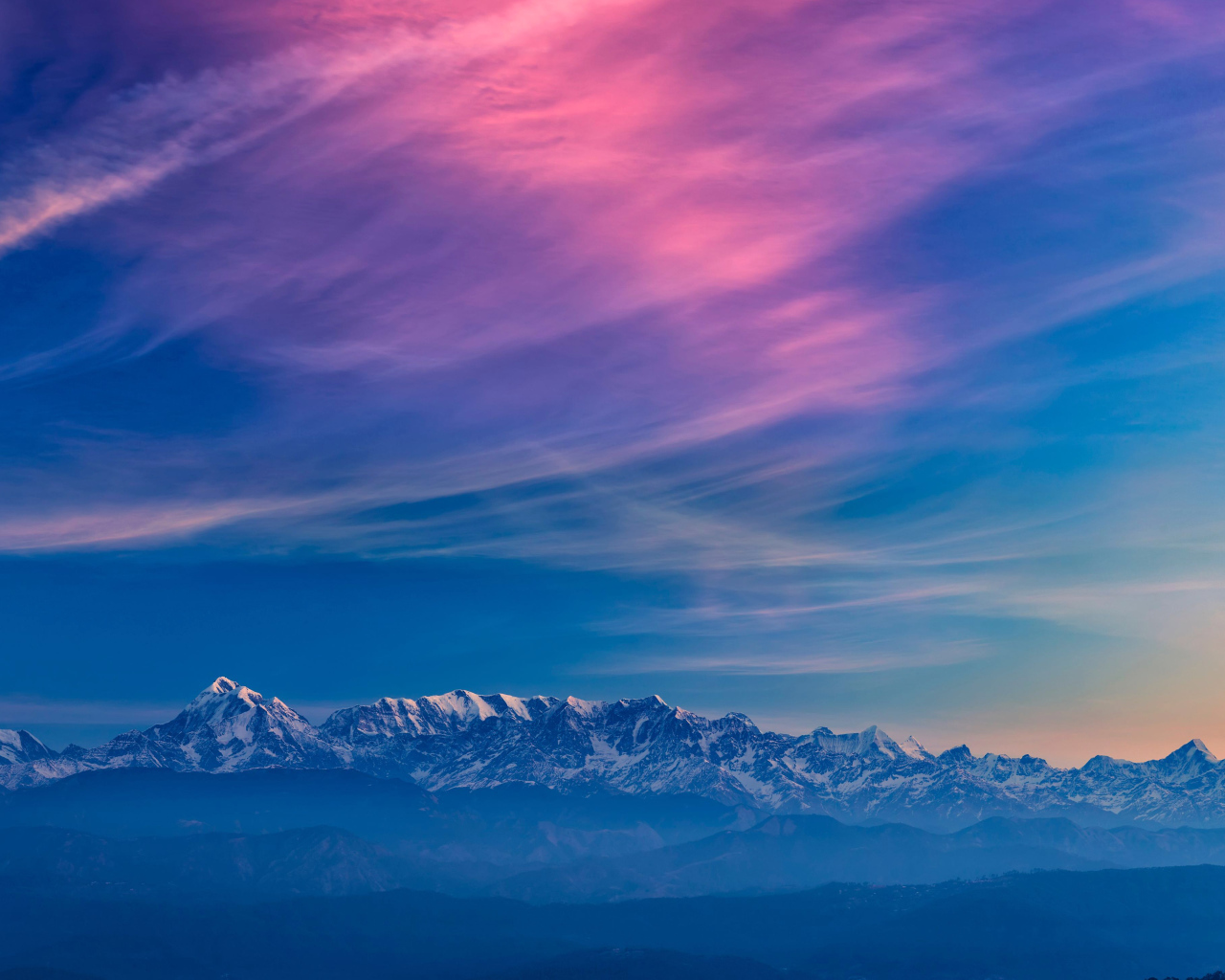 Красивое небо над заснеженными горами