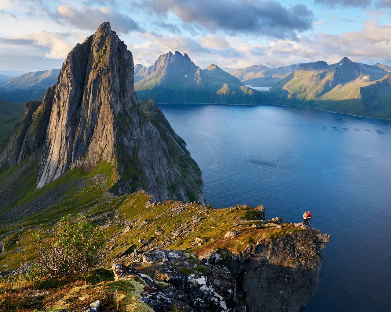 Красивый вид со скалы на фьорд, Норвегия 