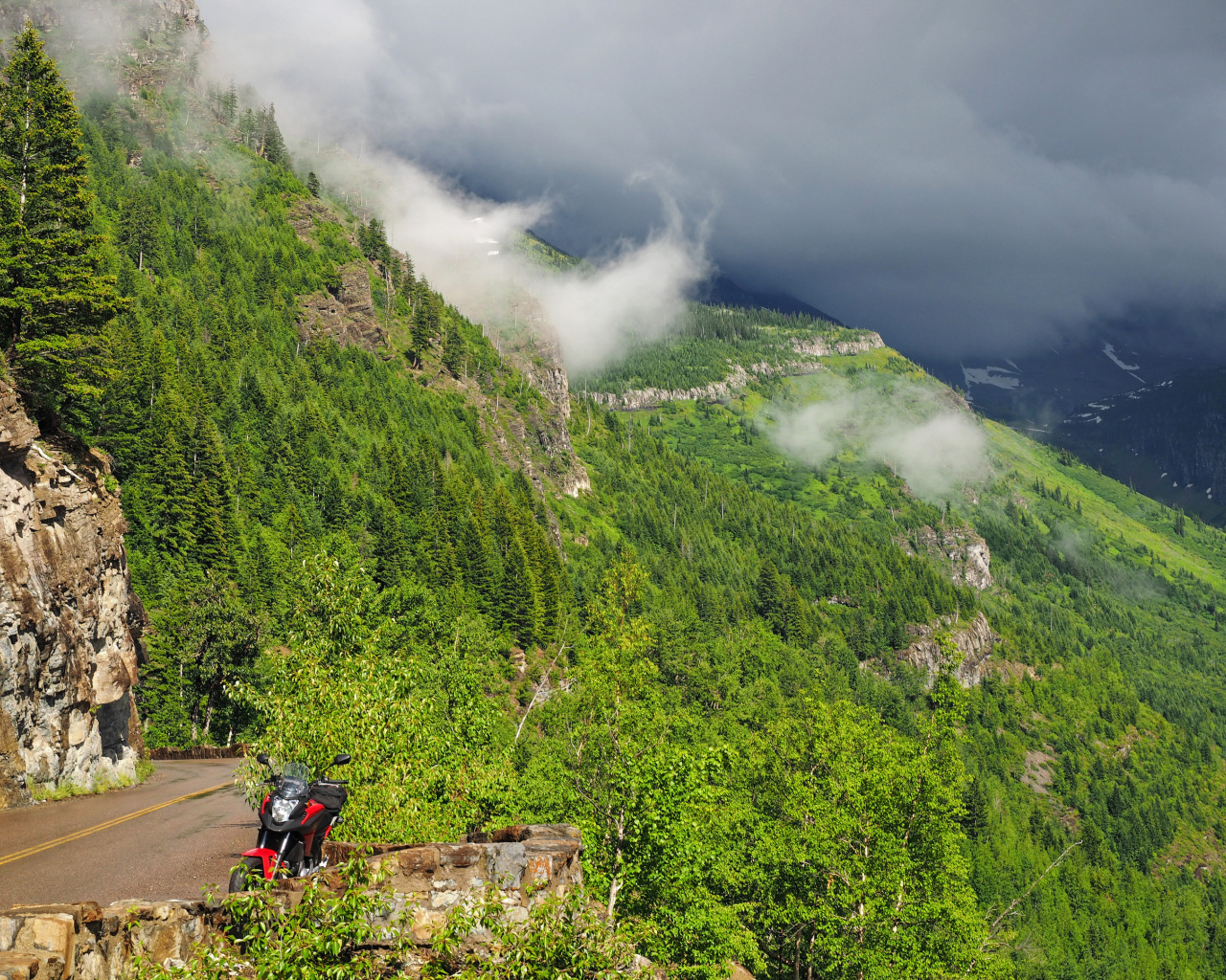Красивый вид на покрытые зеленью горы в белых облаках 
