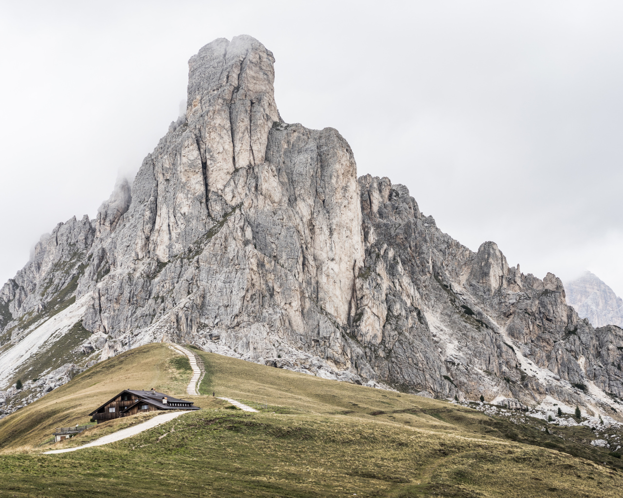 Большая гора на фоне пасмурного неба