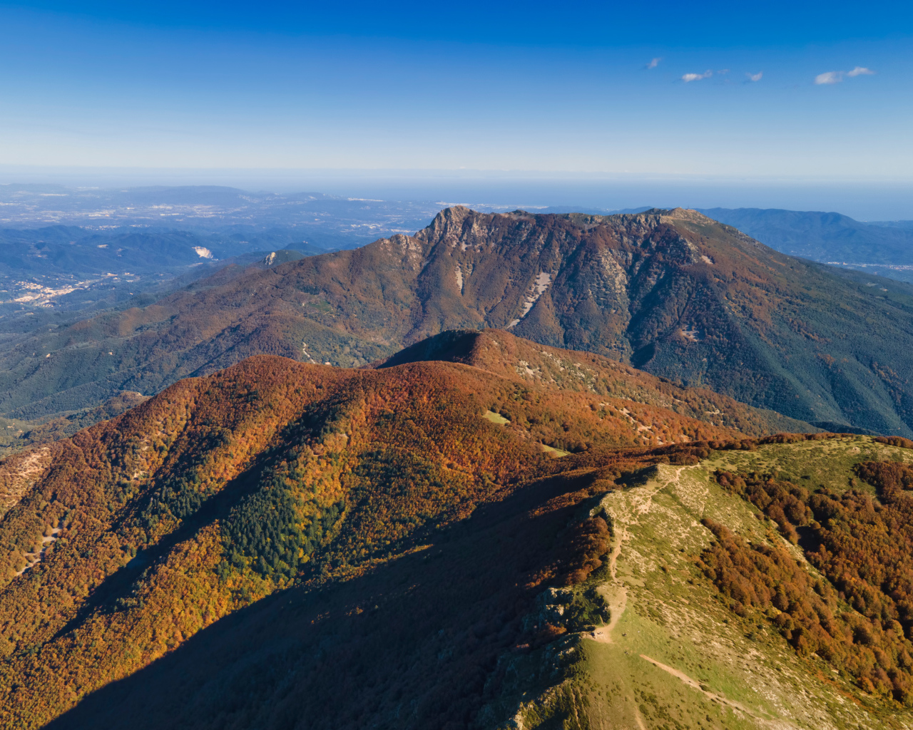 Вид на вершины гор с высоты птичьего полета 