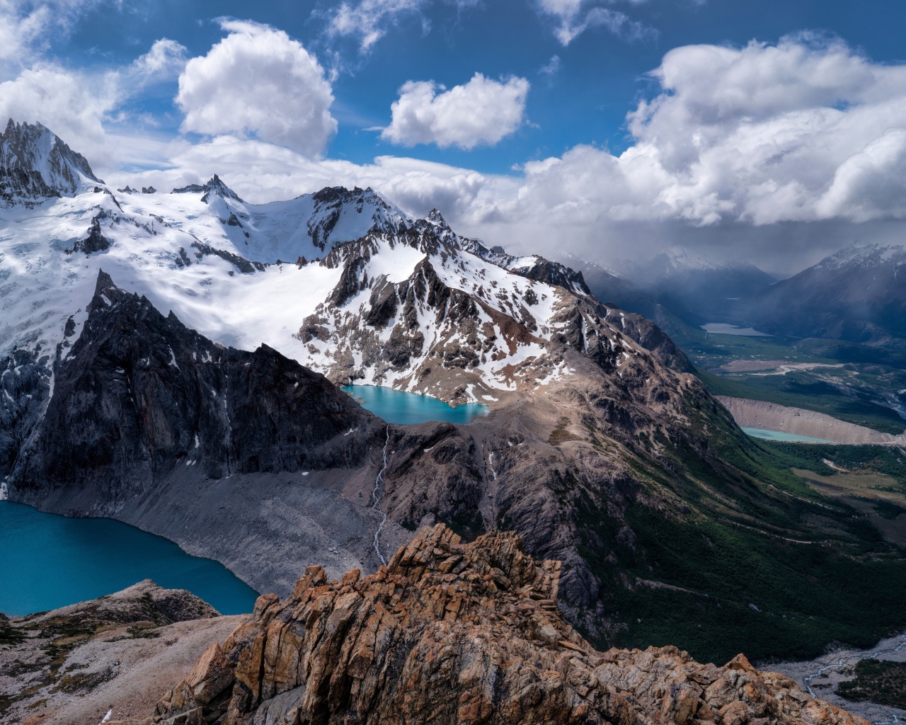 Голубые озера в заснеженных горах 