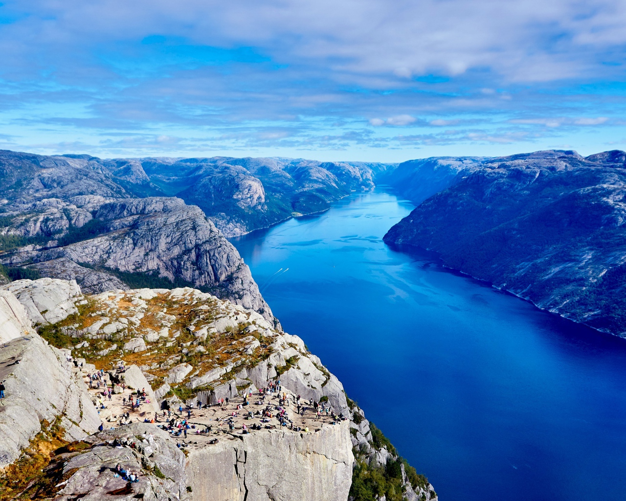 Чистая река между скалистых гор  