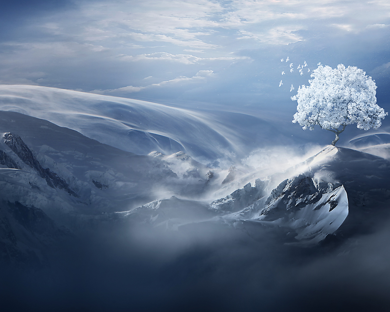 Фантастический горный пейзаж под голубым небом