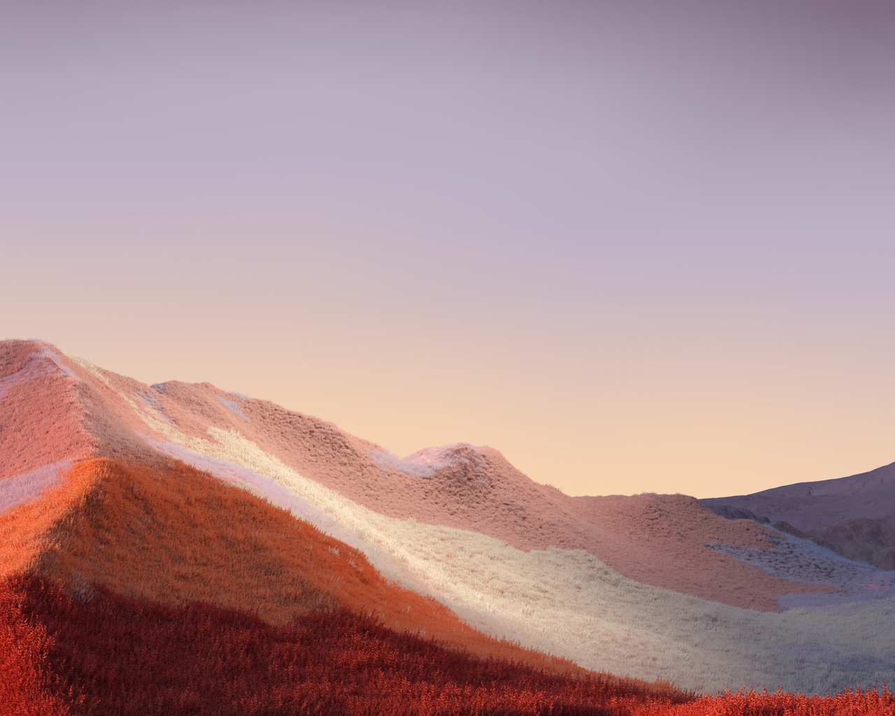 Покрытые травой горы на фоне неба