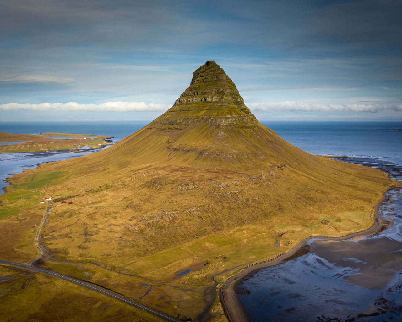 Зеленая гора Киркьюфетль под голубым небом, Исландия