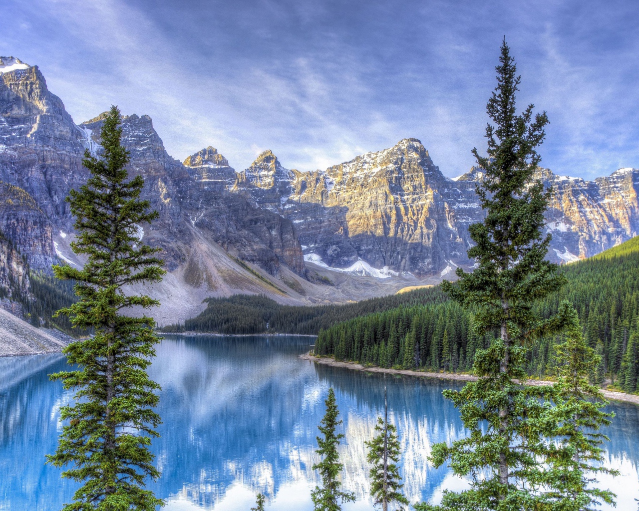 Высокие горы под голубым небом у озера, Канада 