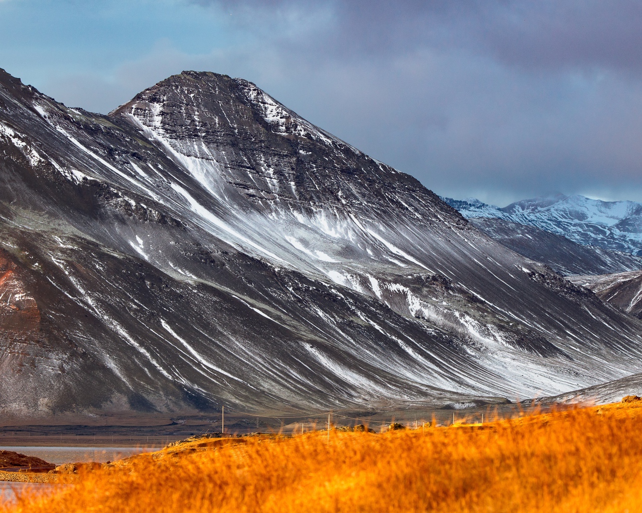 Большие горы с белым снегом под грозовым небом