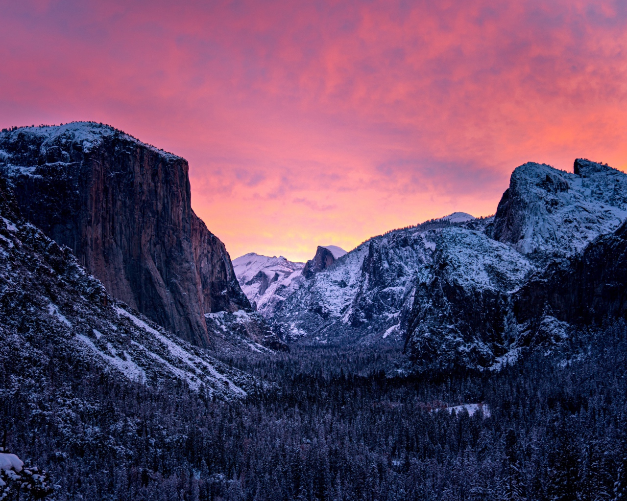 Сиреневый закат над заснеженными скалами 