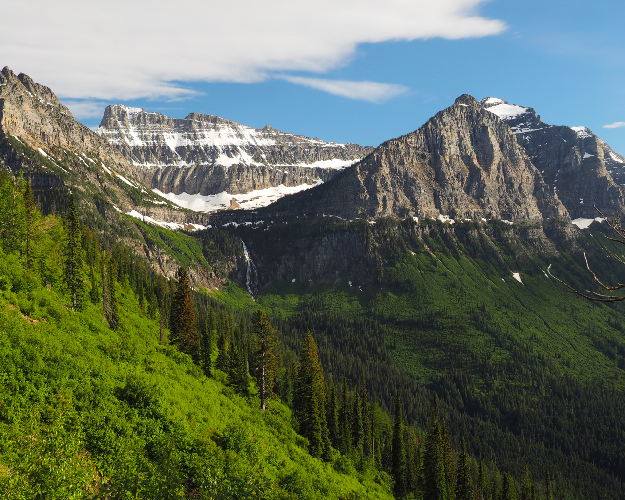 Величественные покрытые снегом вершины каменных гор