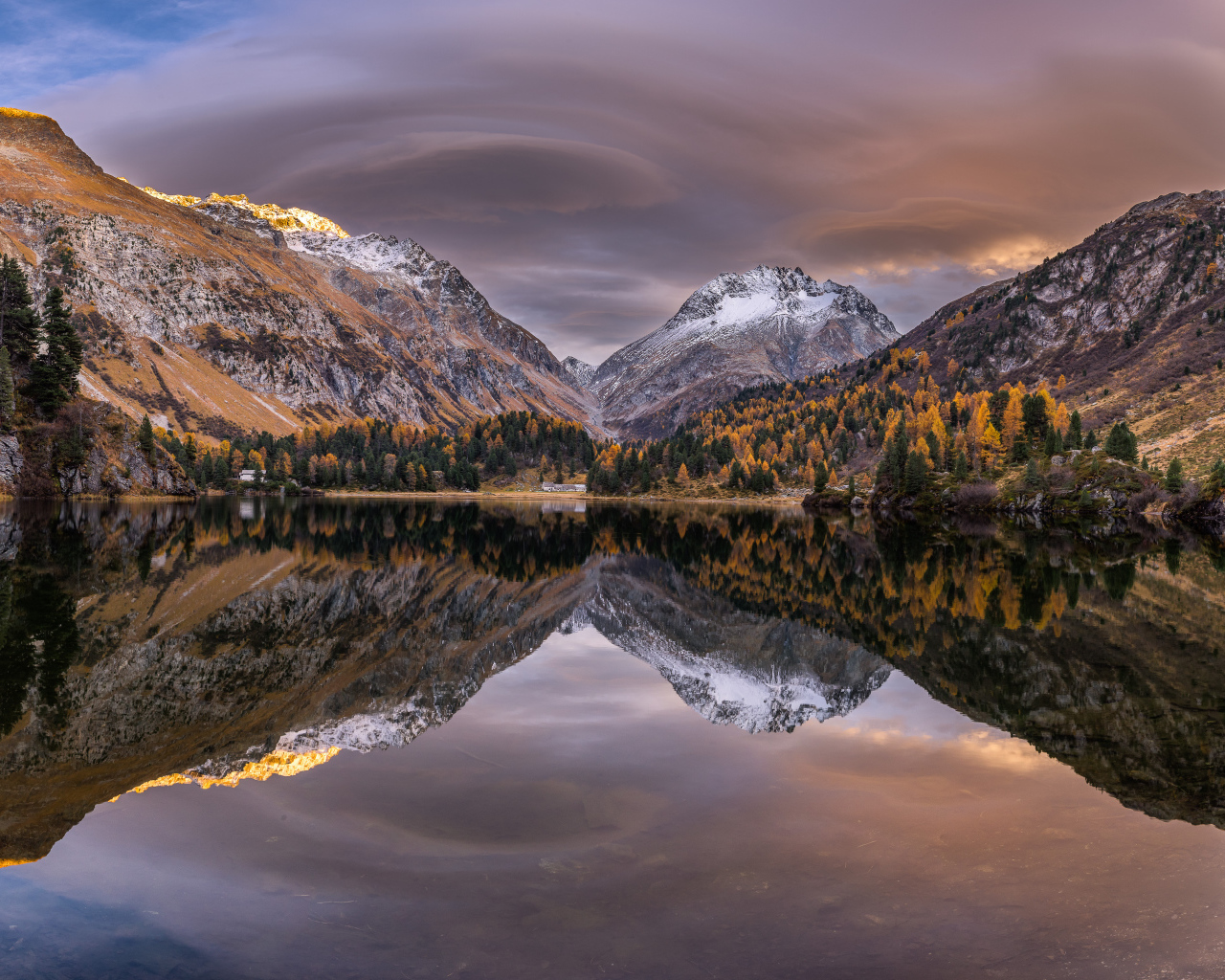 Горы отражаются в озере осенним днем