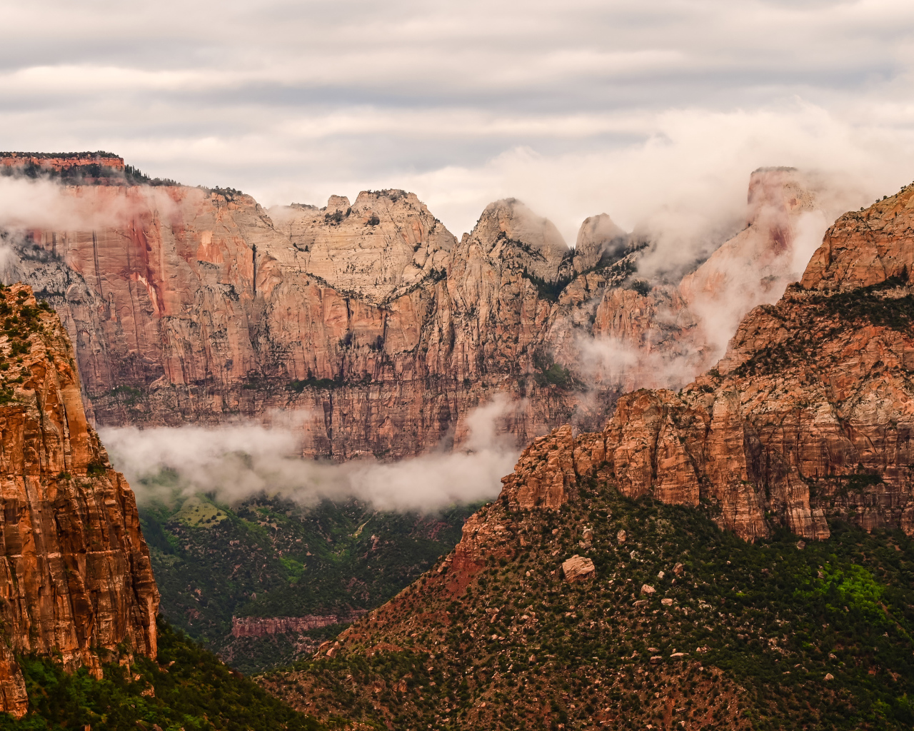Горы в Национальном  парке Сион, США