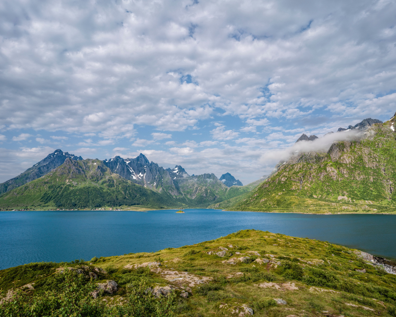 Горы под белыми облаками, Лофотенские острова