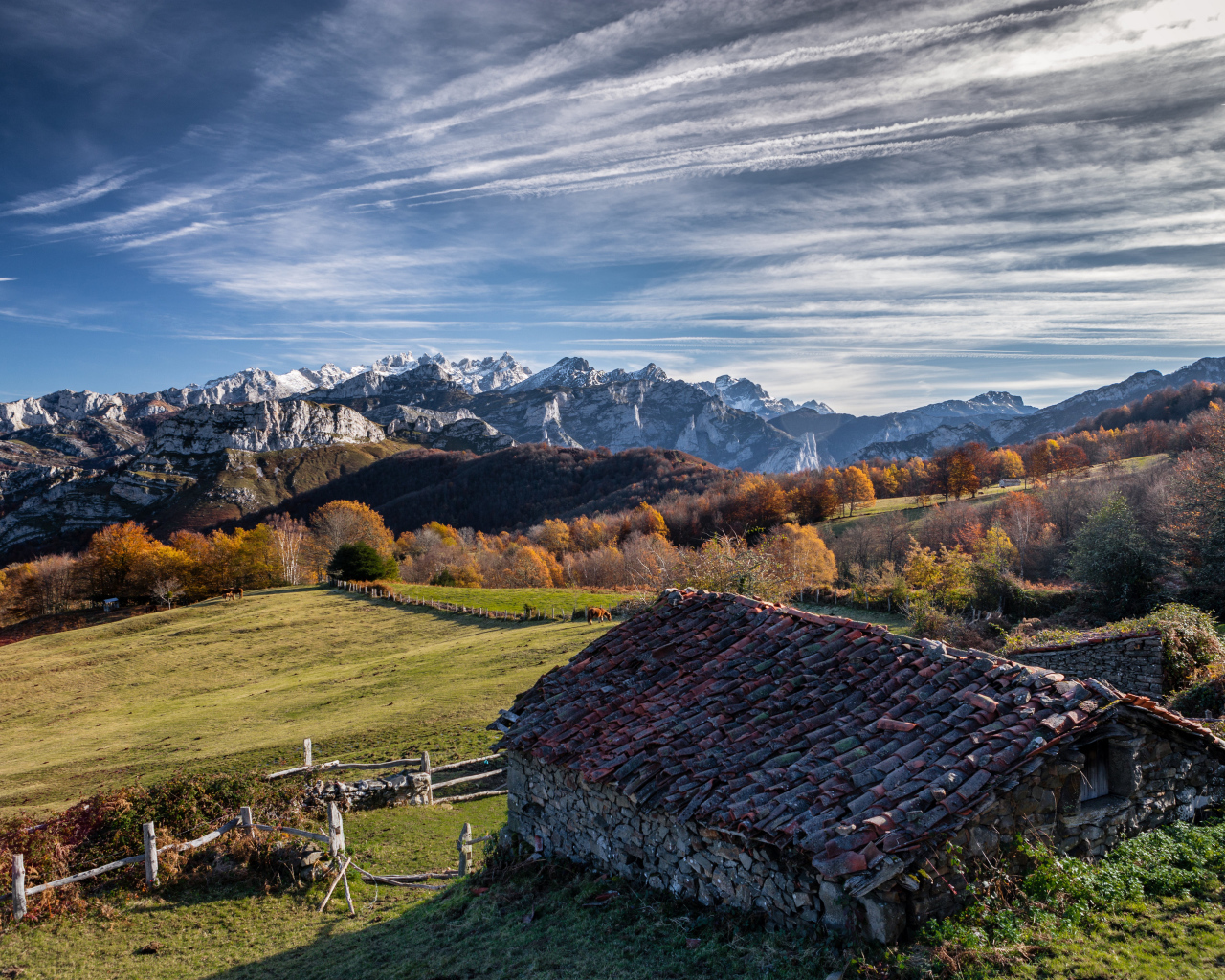 Старый дом в горах под красивым небом 