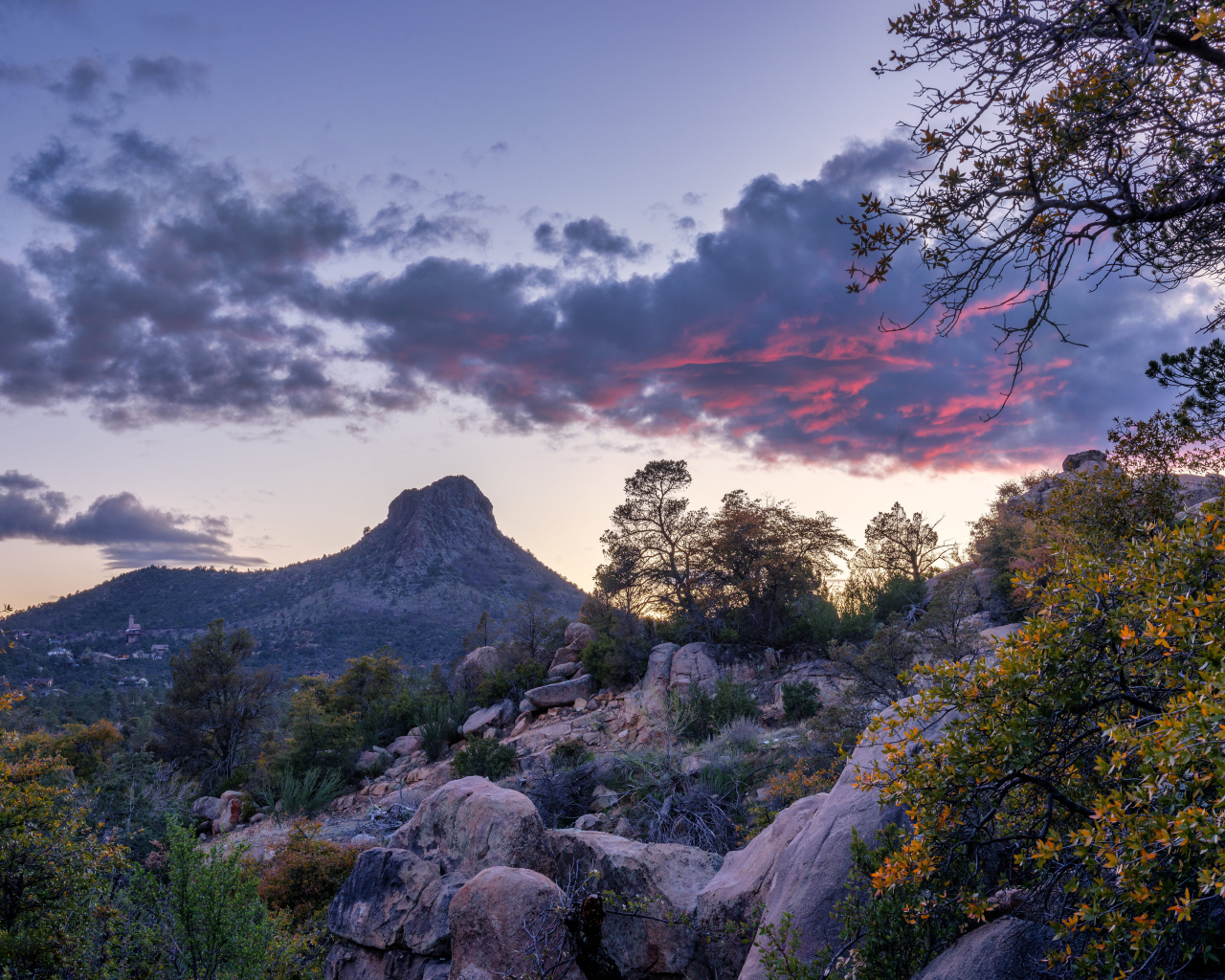 Скалистые горы под красивым вечерним небом