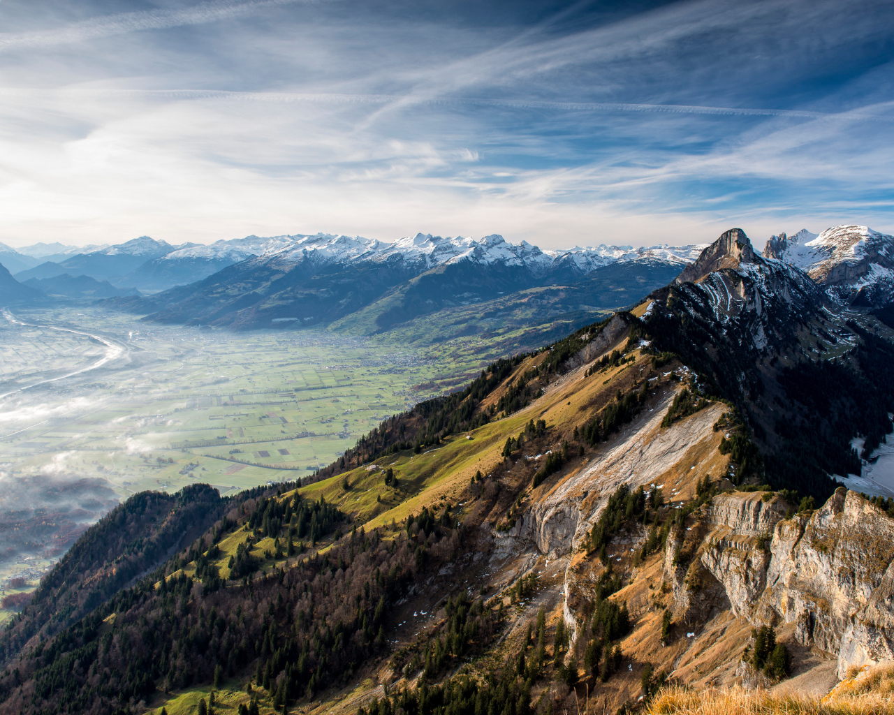 Живописные заснеженные горы год голубым небом, Швейцария