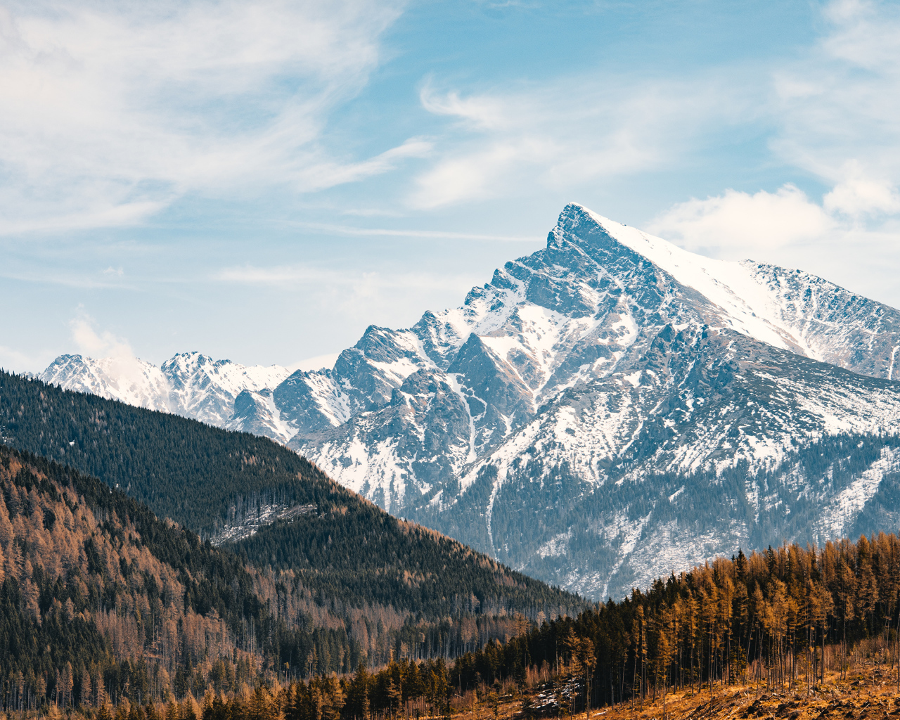 Заснеженная гора под голубым небом, Словакия 
