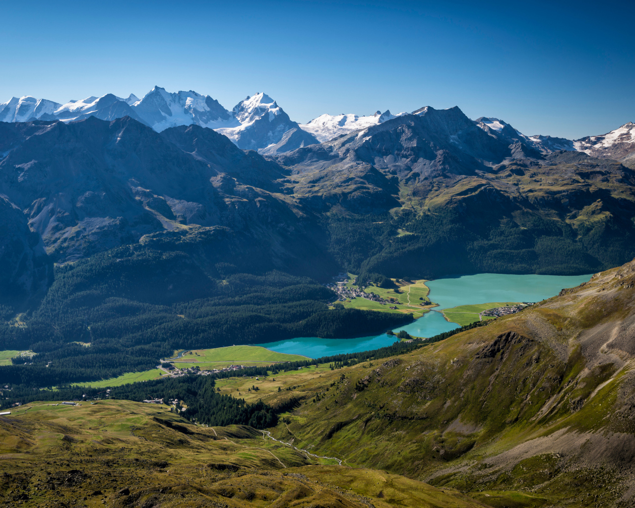 Заснеженные Швейцарские Альпы под голубым небом