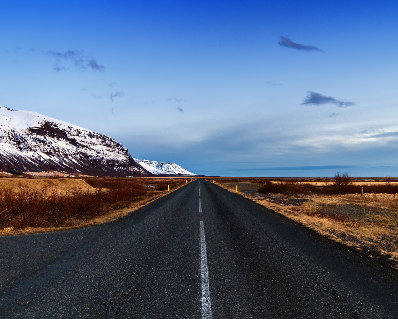 Заснеженные горы у дороги 