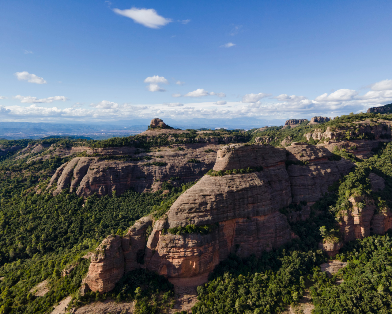 Каменные горы под голубым небом, Каталония. Италия