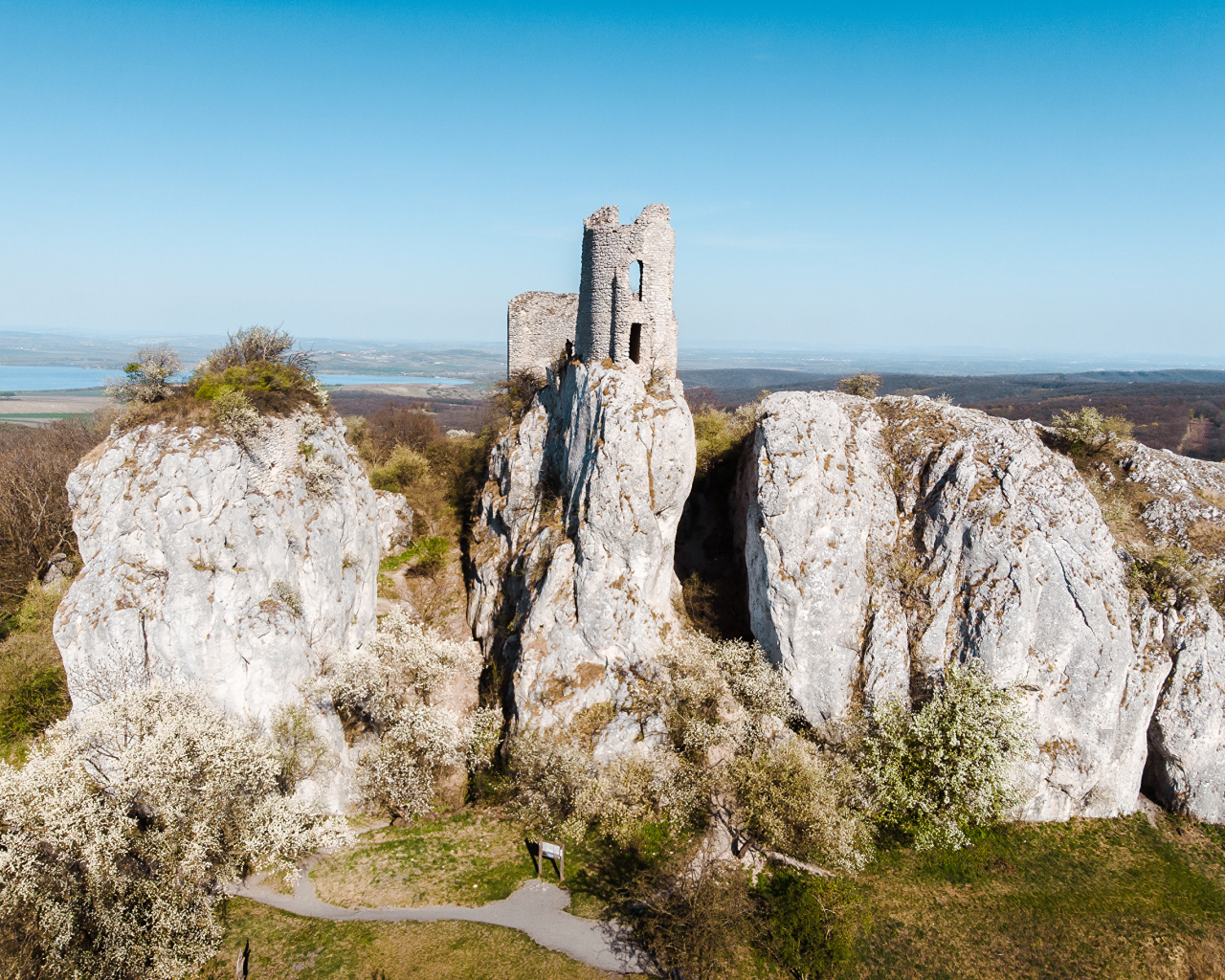 Развалины храма на скале под голубым небом 