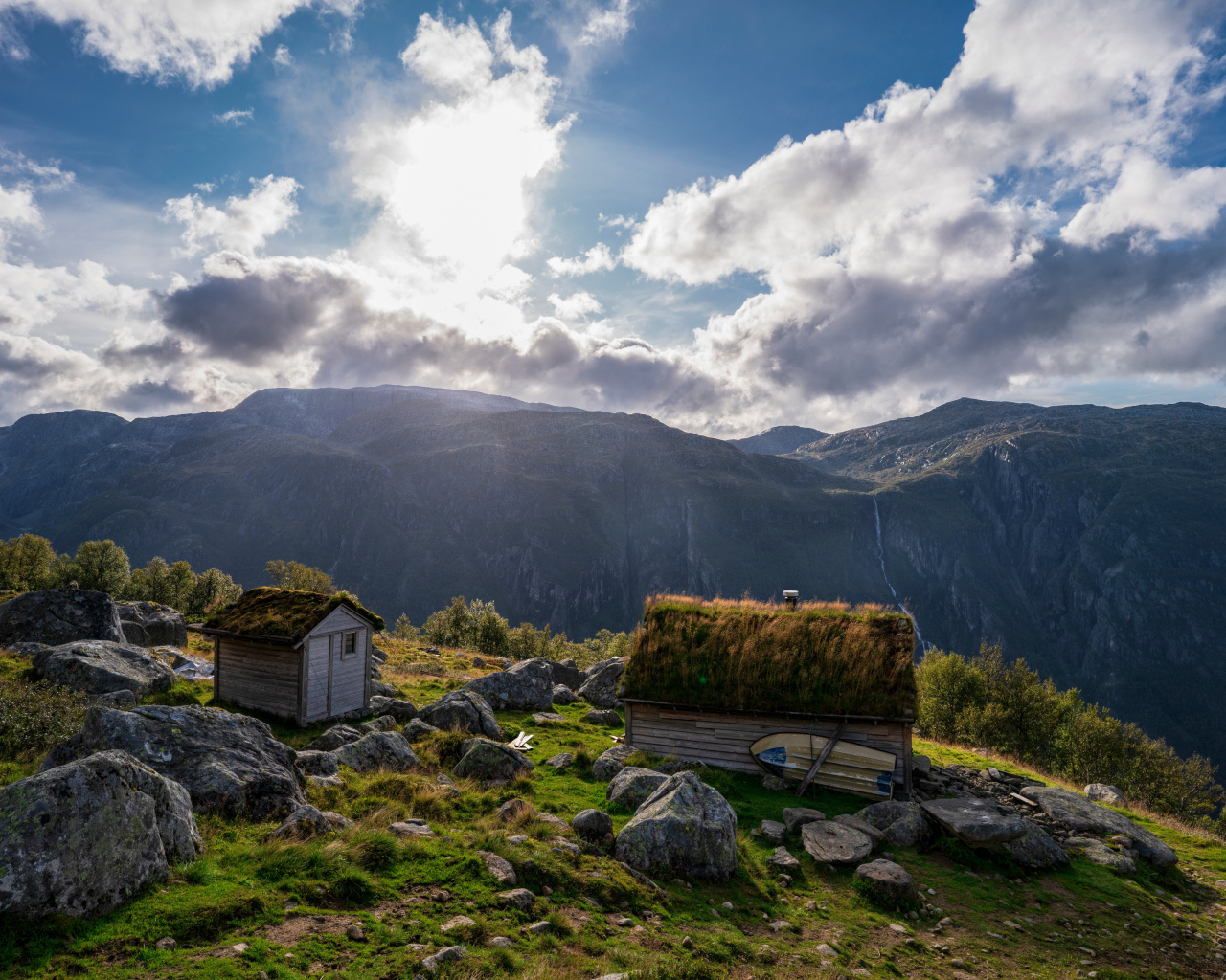 Солнце выглядывает из-за облаков в горах 