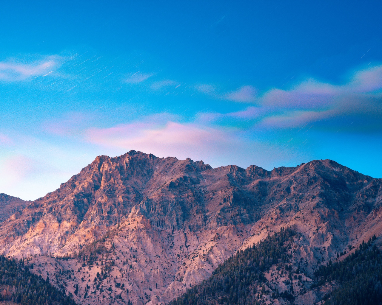 Вершины гор на фоне голубого неба 