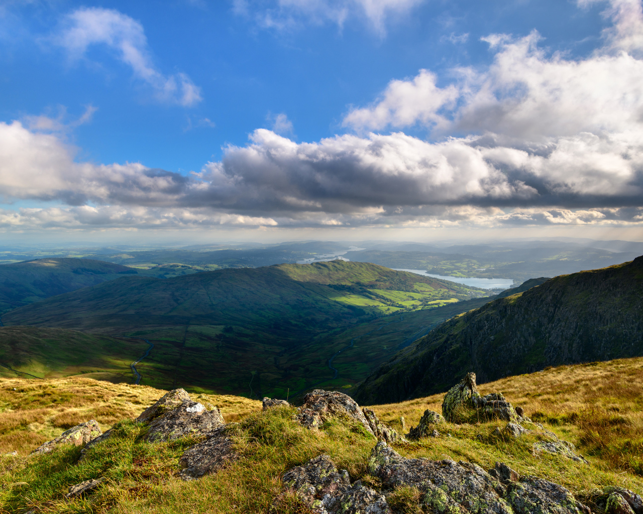 Вид со скалы на горизонт под белыми облаками 