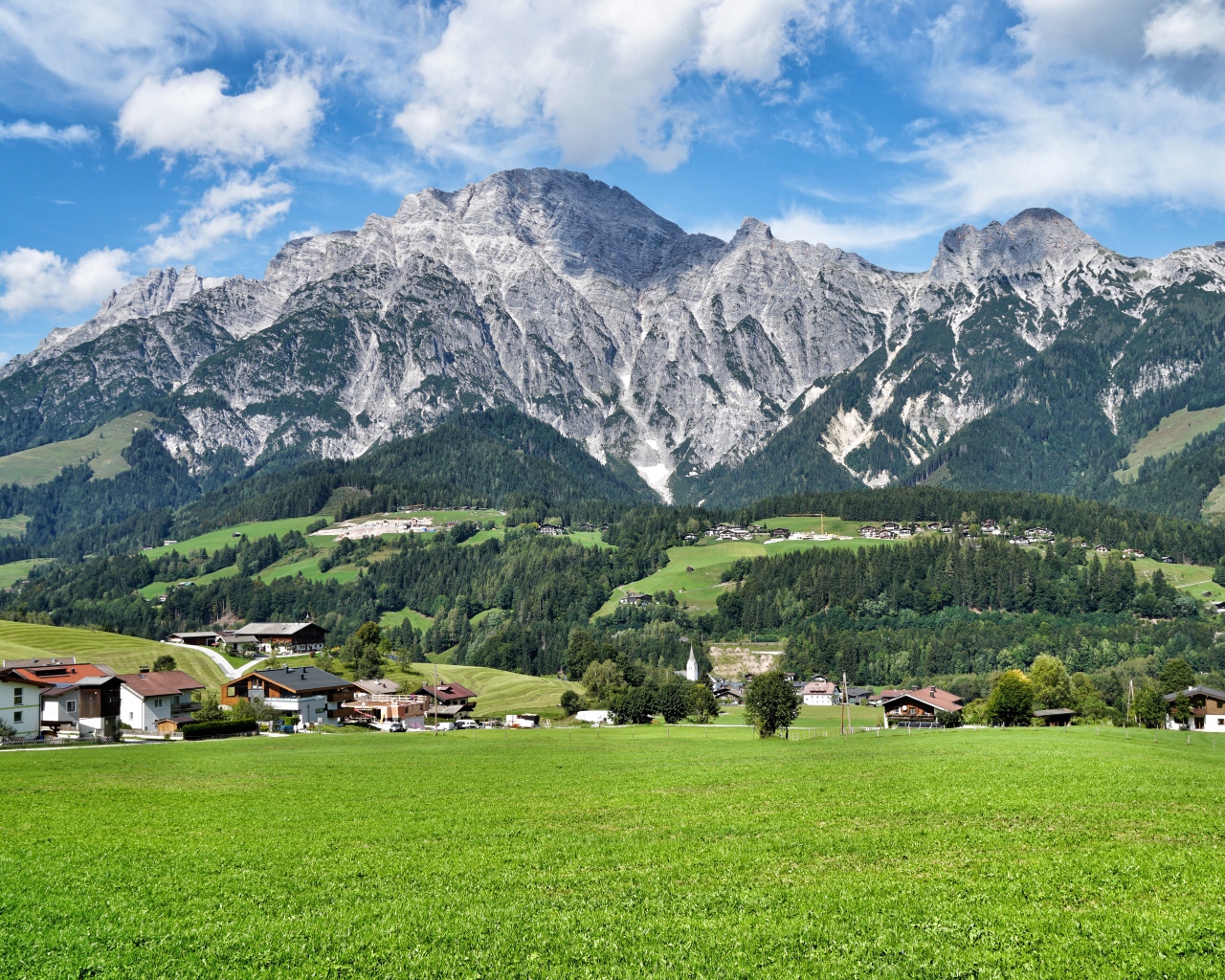 Вид высокие горы под голубым небом, Австрия 