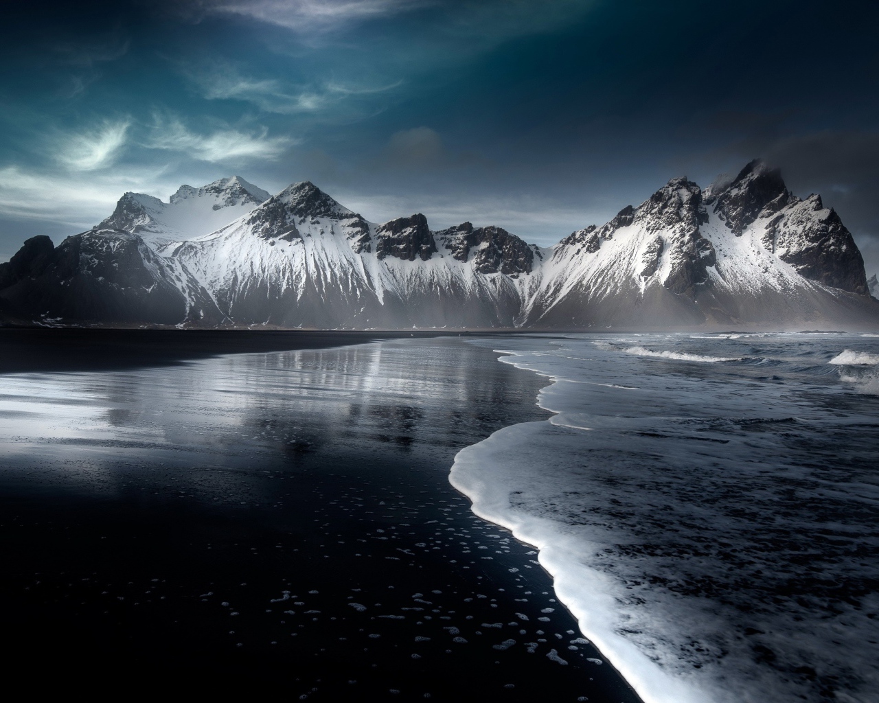 Белые волны океана у заснеженных гор, Исландия