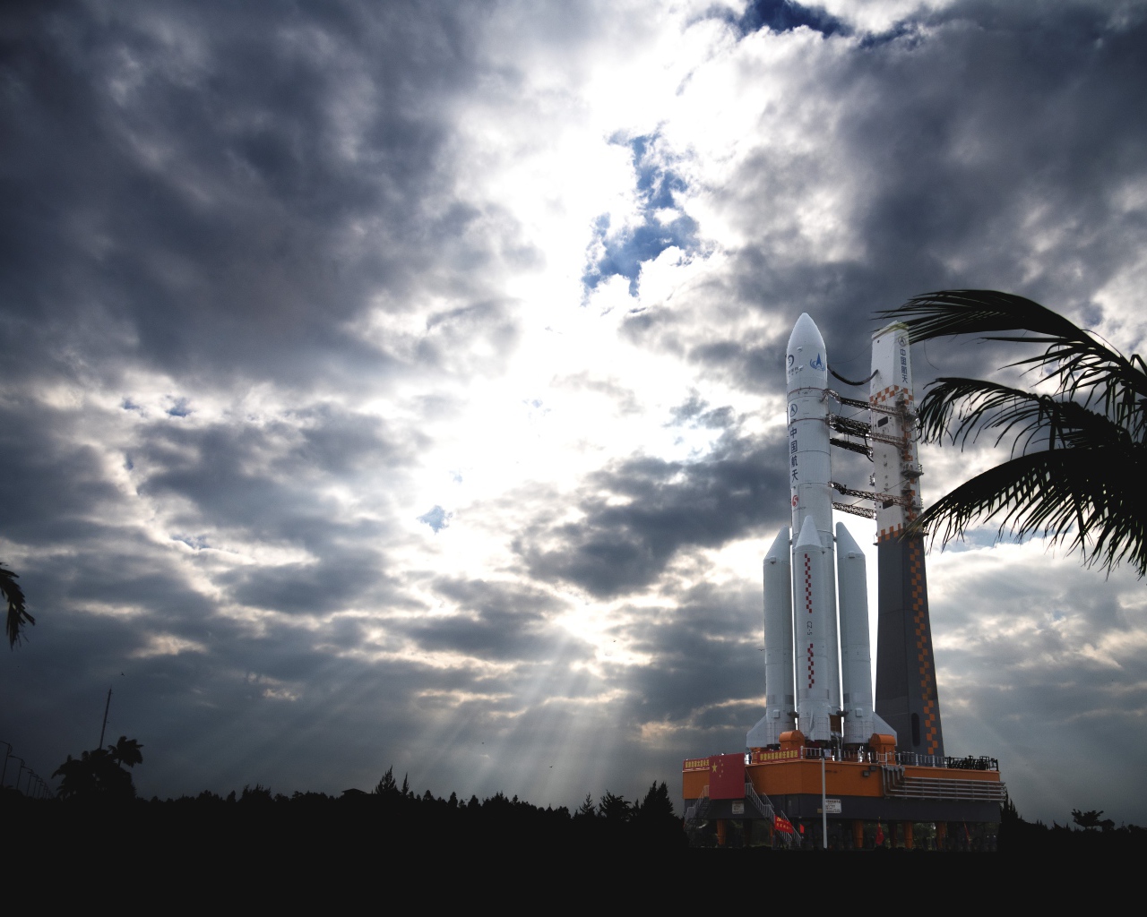 Ракета готовится к запуску на фоне грозового неба