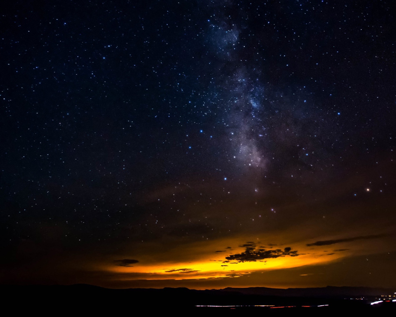 Красивый желтый свет в ночном небе 