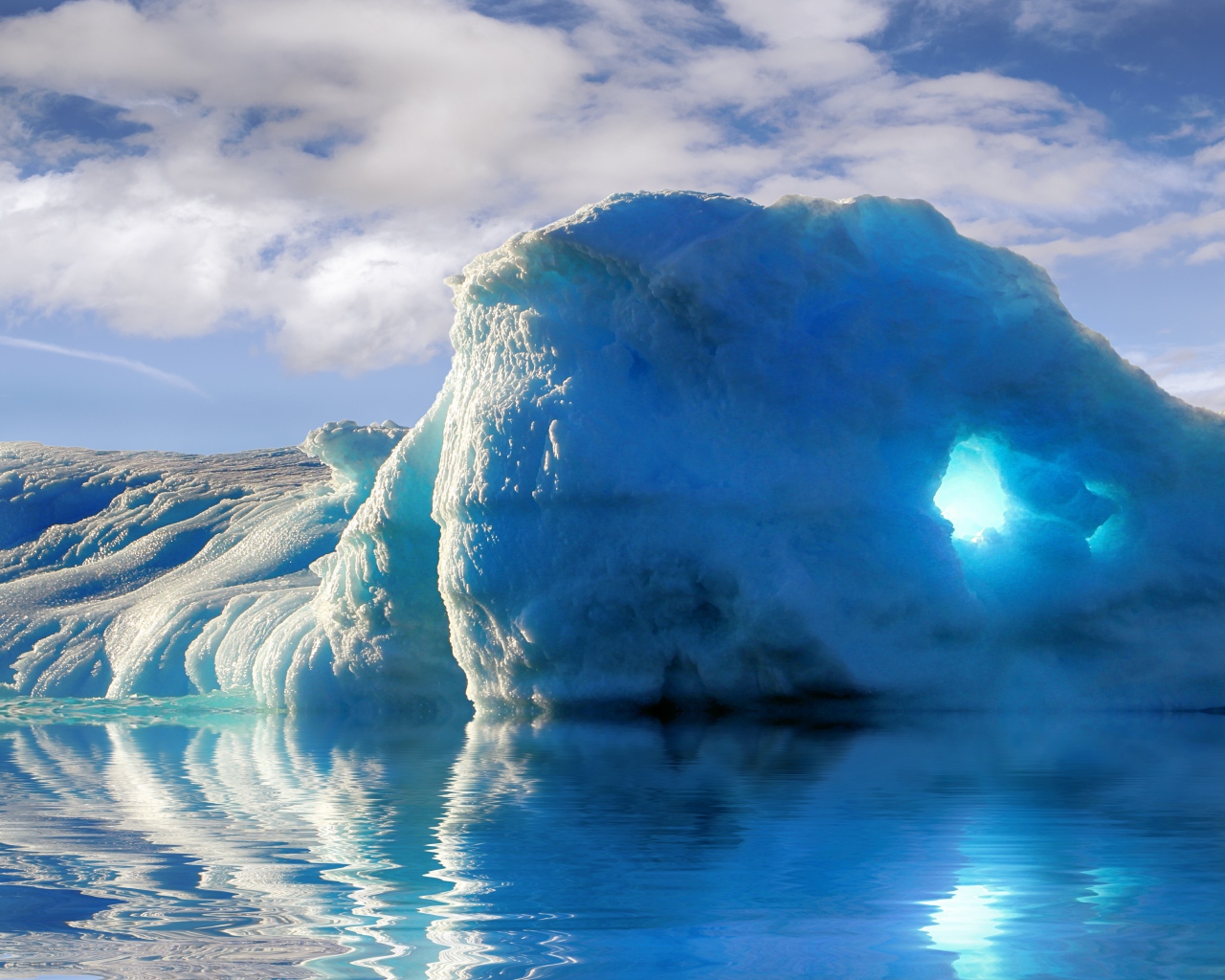 Большой голубой айсберг в воде 