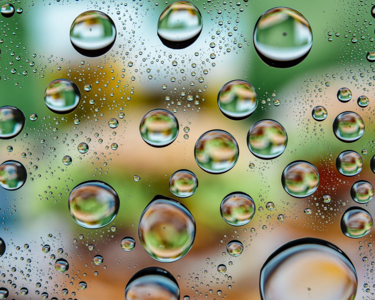 Большие пузыри воды на стекле 