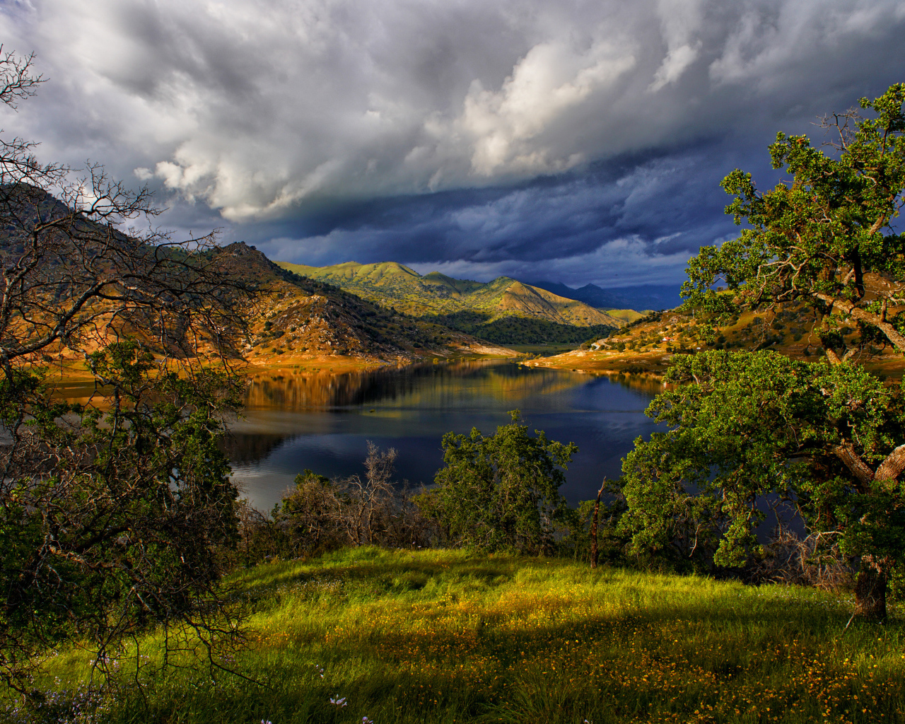 Черные грозовые облака над озером в горах 