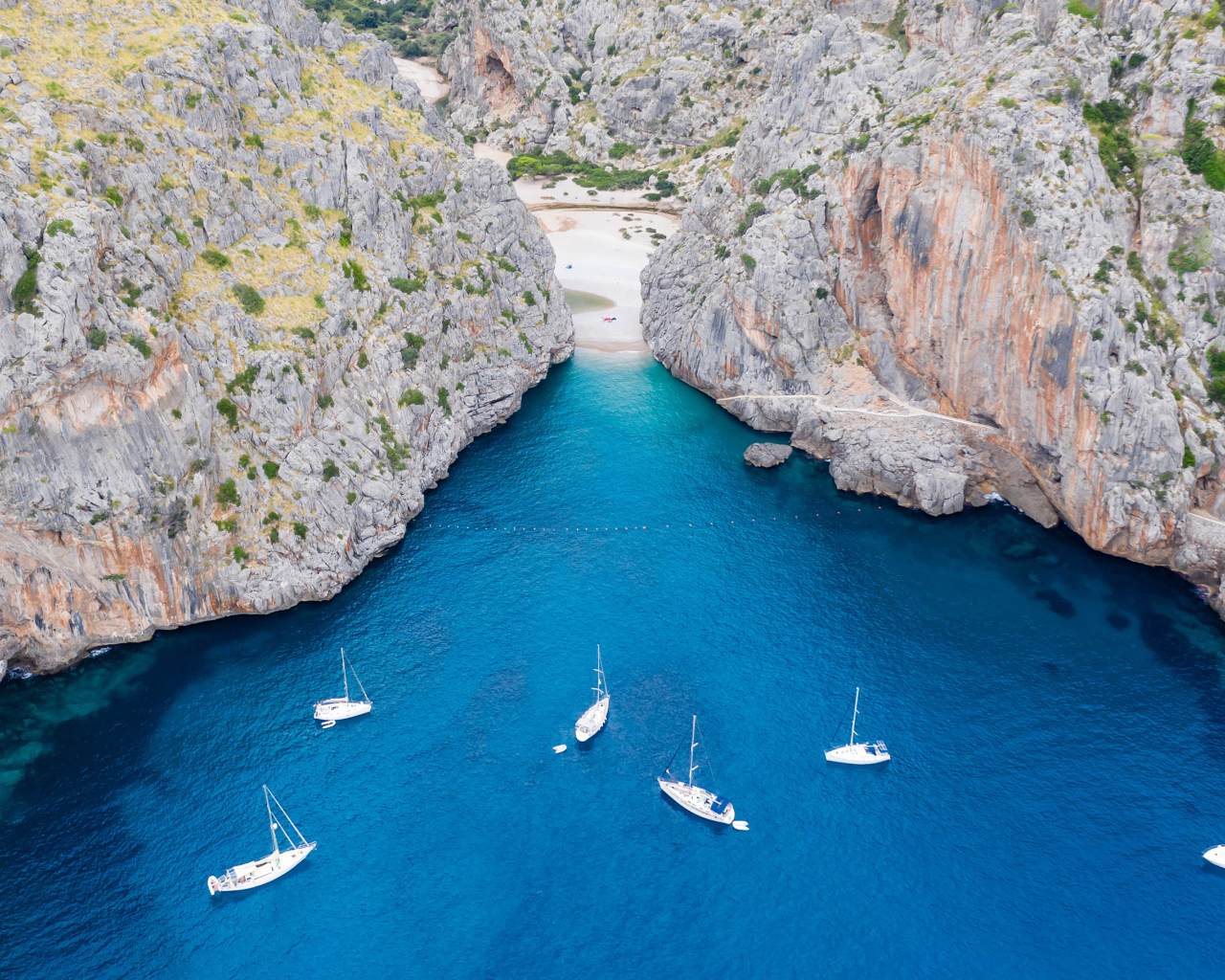 Лодки в бухте между скалами